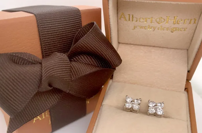 Albert Hern Earrings Earrings 18kt Gold 125cts Diamonds VS GH Cluster
