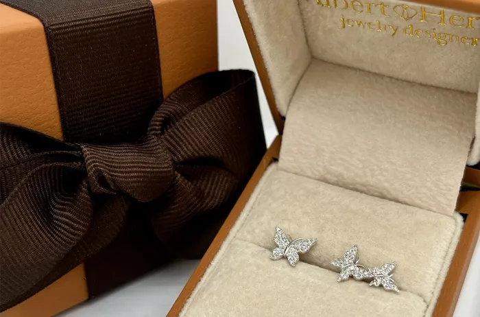Earrings Albert Hern Earrings 18kt Gold Asymmetrical Butterflies Diamonds